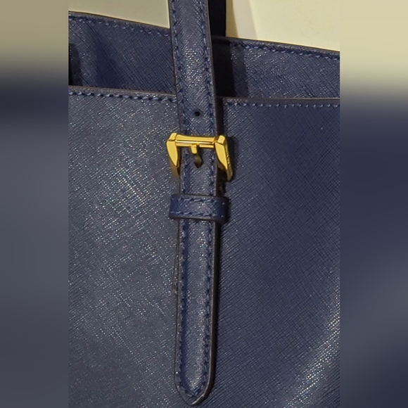 Michael Kors Jet set leather tote. EUC - Picture 15 of 15